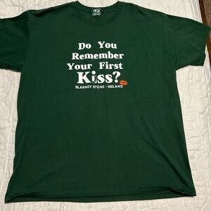 Blarney Castle Collection unisex XL Green Crew Neck Jersey T-shirt First Kiss